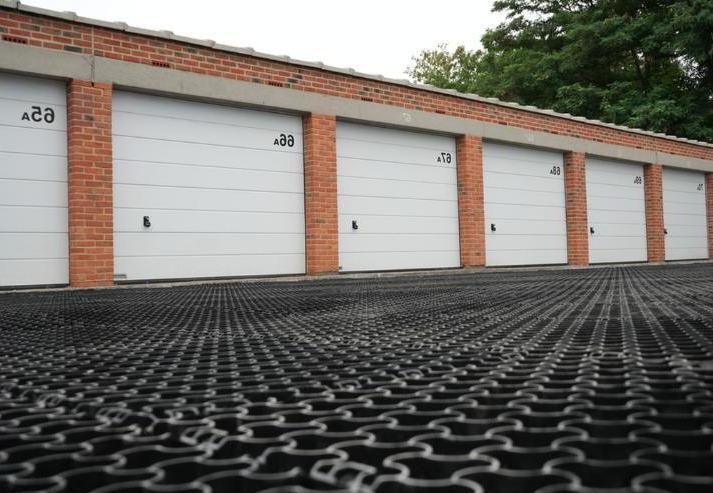 Panel estabilizador de grava para coches junto a puertas de garaje